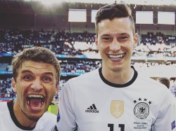 Футболисты сборной Германии возглавили группу, обыграв Северную Ирландию