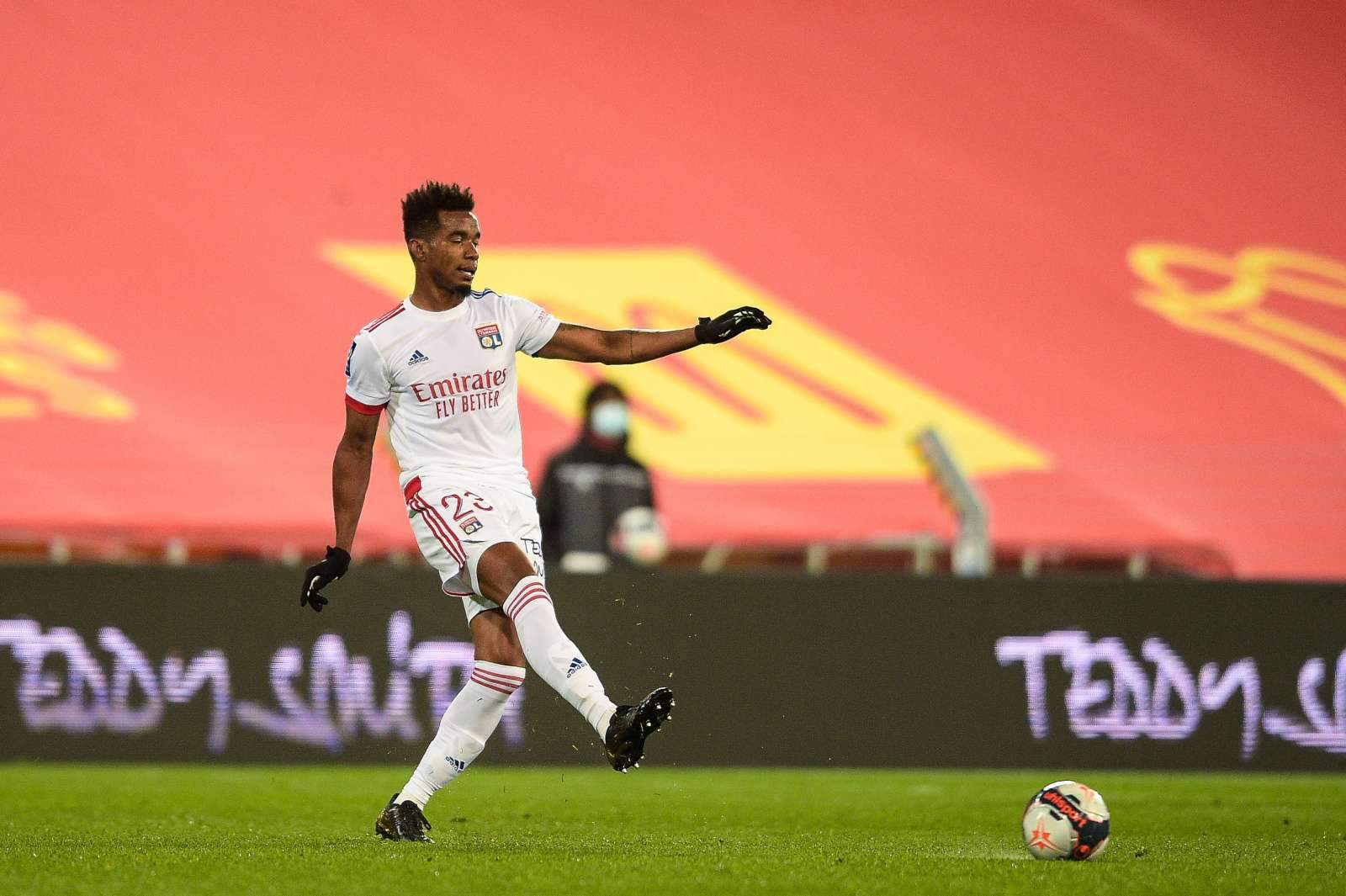 Хавбек «Лиона» Мендес официально перешёл в катарский клуб