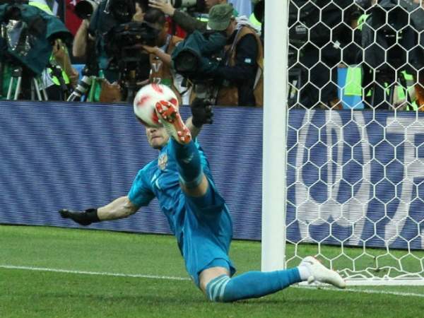 Акинфеев - о пенальти в игре с Испанией: "Почувствовал, что мяч попал в ногу, и думал, что он залетит в ворота"