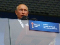 Как играет сборная России, если Путин или Медведев находятся на стадионе
