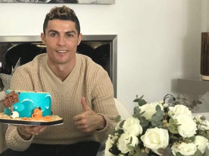 Роналду получил на день рождения белые розы и торт с осьминогом