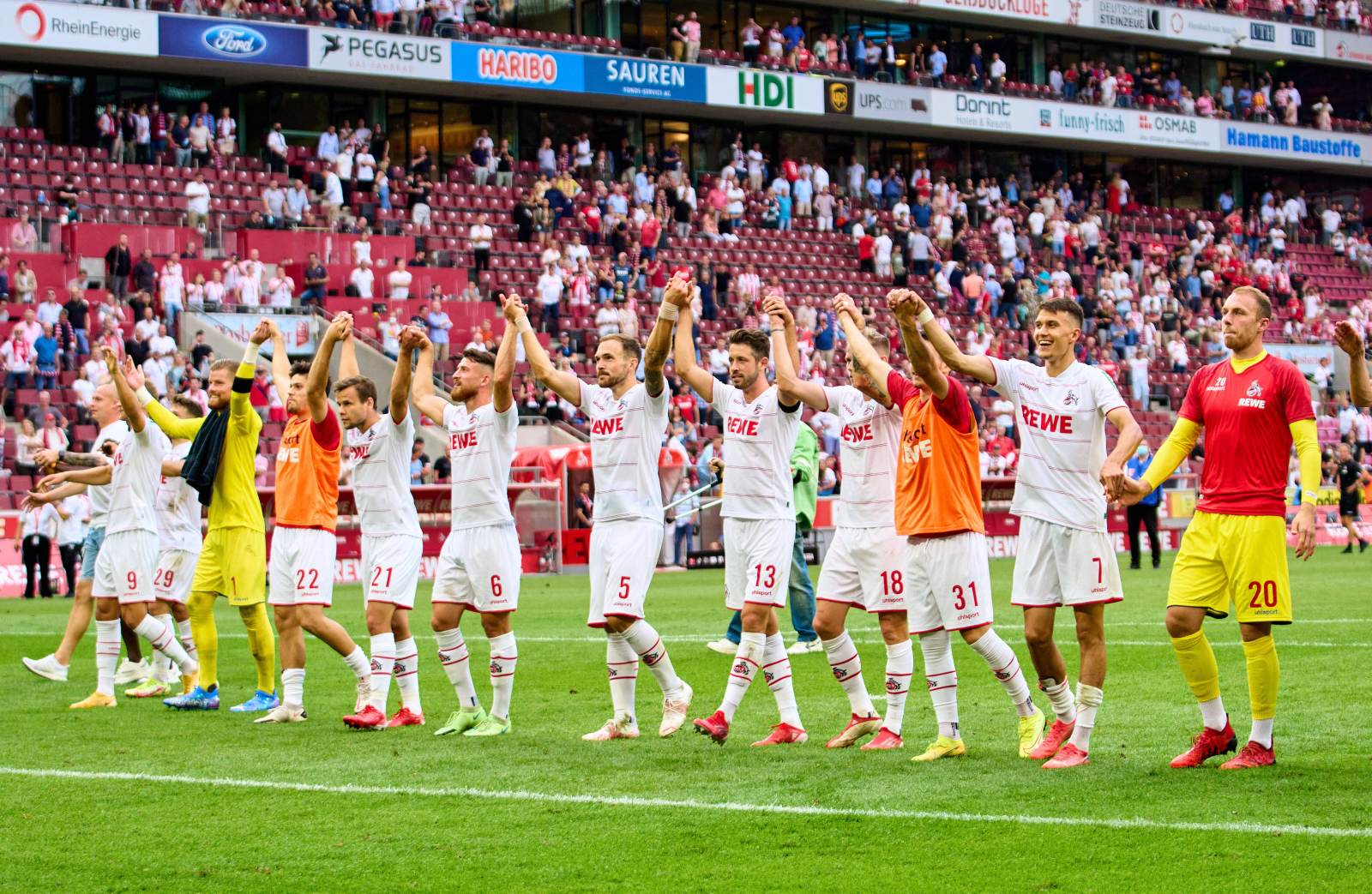 УЕФА оштрафовал «Кёльн» за поведение фанатов на игре против «Ниццы»