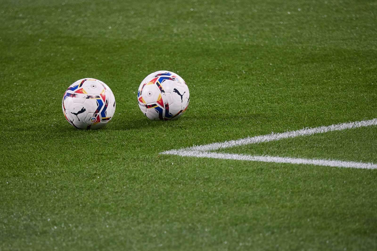 ​Мячи на вес золота: В Уругвае футболист с трудом смог забрать мяч домой после хет-трика