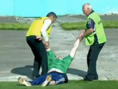 Дичь дня: пьяный болельщик выбежал на поле, а другой сбил его приёмом из американского футбола