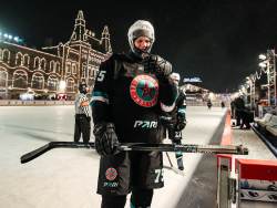 Трус не играет в мороз: Команда футболистов PARI-Москва сыграла в хоккей на Красной площади