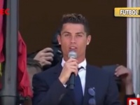 Видео дня: Роналду просит Морату произнести речь перед фанатами