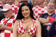​Знаменитая фанатка сборной Хорватии прогулялась по Лондону в сексуальном наряде