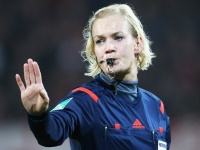 Женщина-арбитр впервые в истории обслуживает матч Бундеслиги
