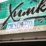 "Мясу смерть": фанаты "Динамо" развесили по Москве свиные головы