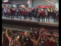 Видео дня: фанаты "Атлетико" поют на железнодорожной станции