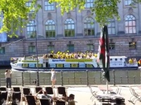 Болельщики "Боруссии" поют на лодке перед финалом Кубка Германии