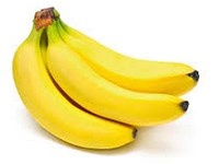 От бананов до унитазов: Что бросают болельщики на поле