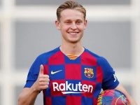 «Барселона» может продать де Йонга, чтобы подписать Левандовски