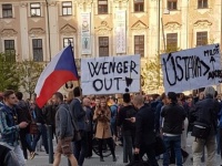 Фото дня: баннер "Wenger Out" на антиправительственном митинге в Чехии