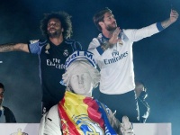 Игроки "Реала" увидели фаната "Барсы", когда ехали на чемпионском автобусе