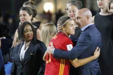 ​Футболистка Эрмосо пожаловалась на Рубиалеса в прокуратуру – всё из-за поцелуя