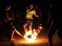 Футбол горящим мячом: удивительное развлечение из Индонезии